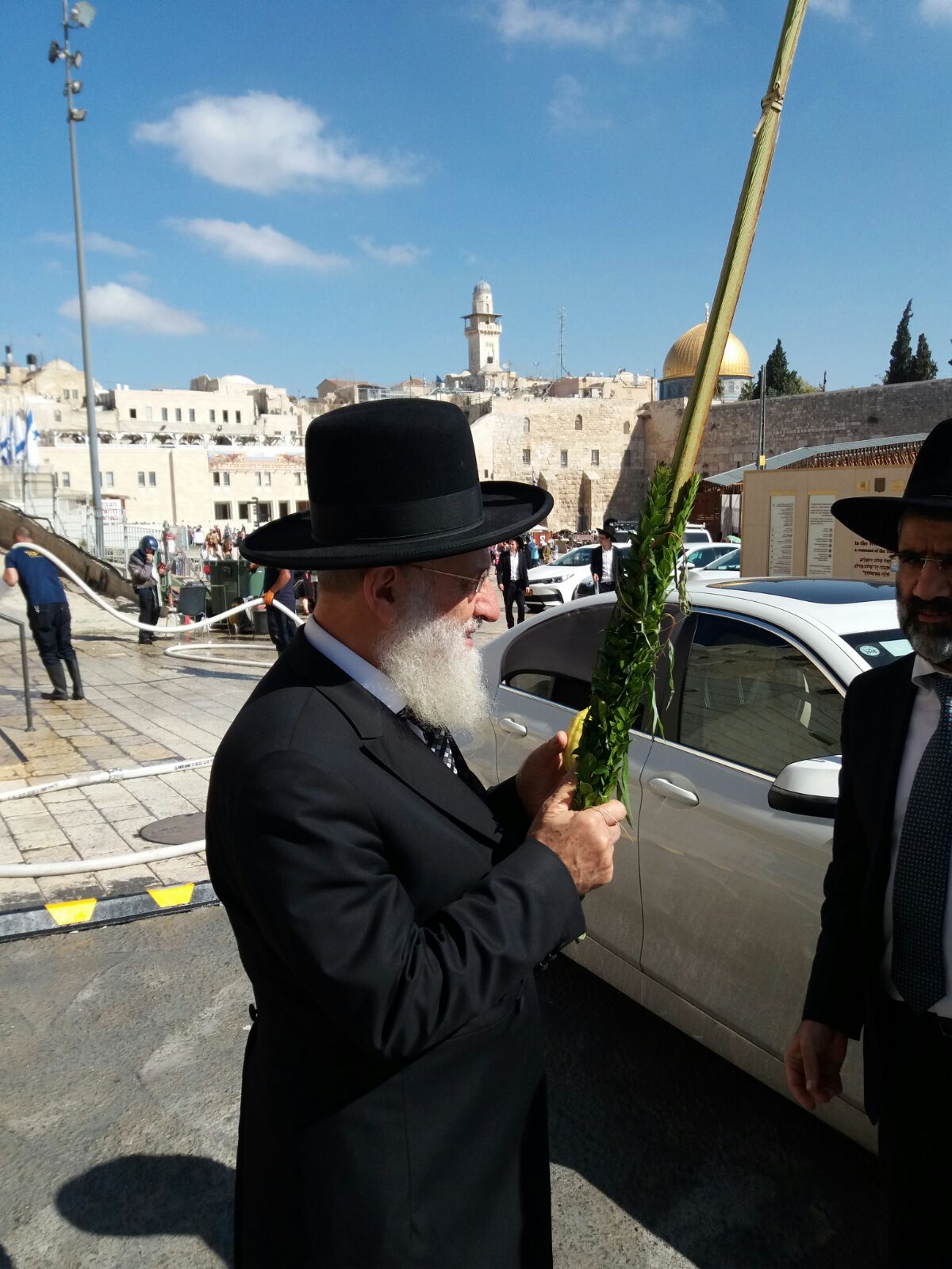 הגאון רבי ראובן אלבז נוטל ארבעת המינים בכותל