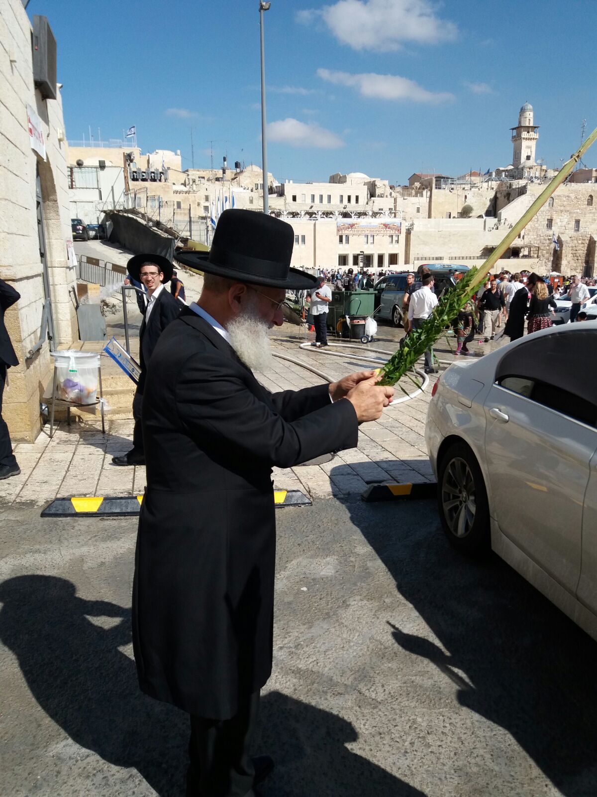 הגאון רבי ראובן אלבז נוטל ארבעת המינים בכותל