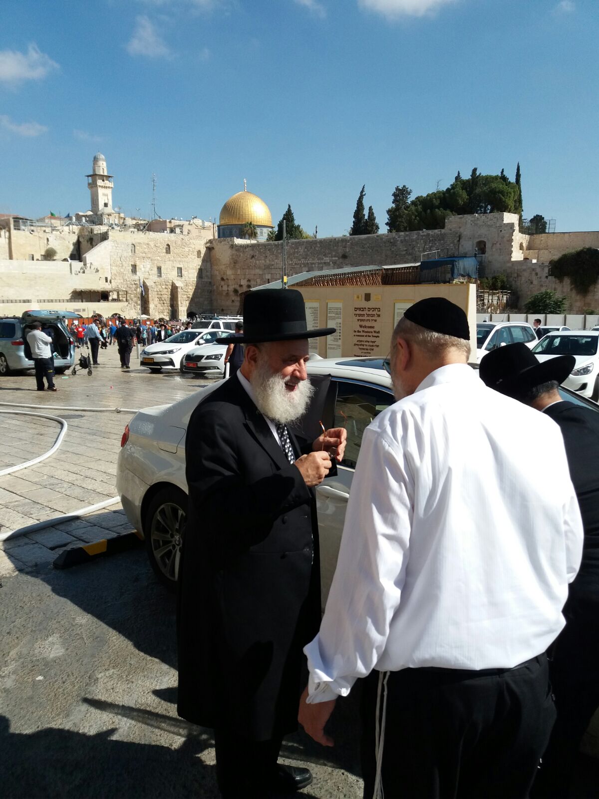 הגאון רבי ראובן אלבז נוטל ארבעת המינים בכותל