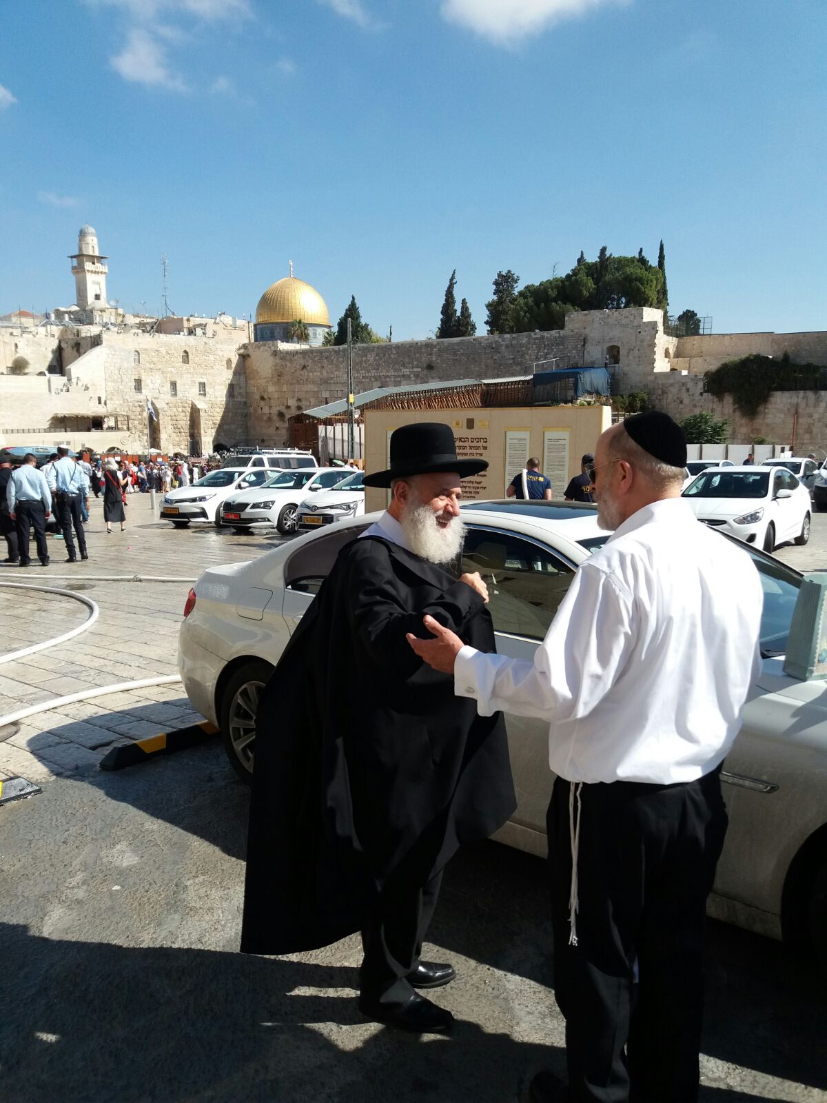 הגאון רבי ראובן אלבז נוטל ארבעת המינים בכותל