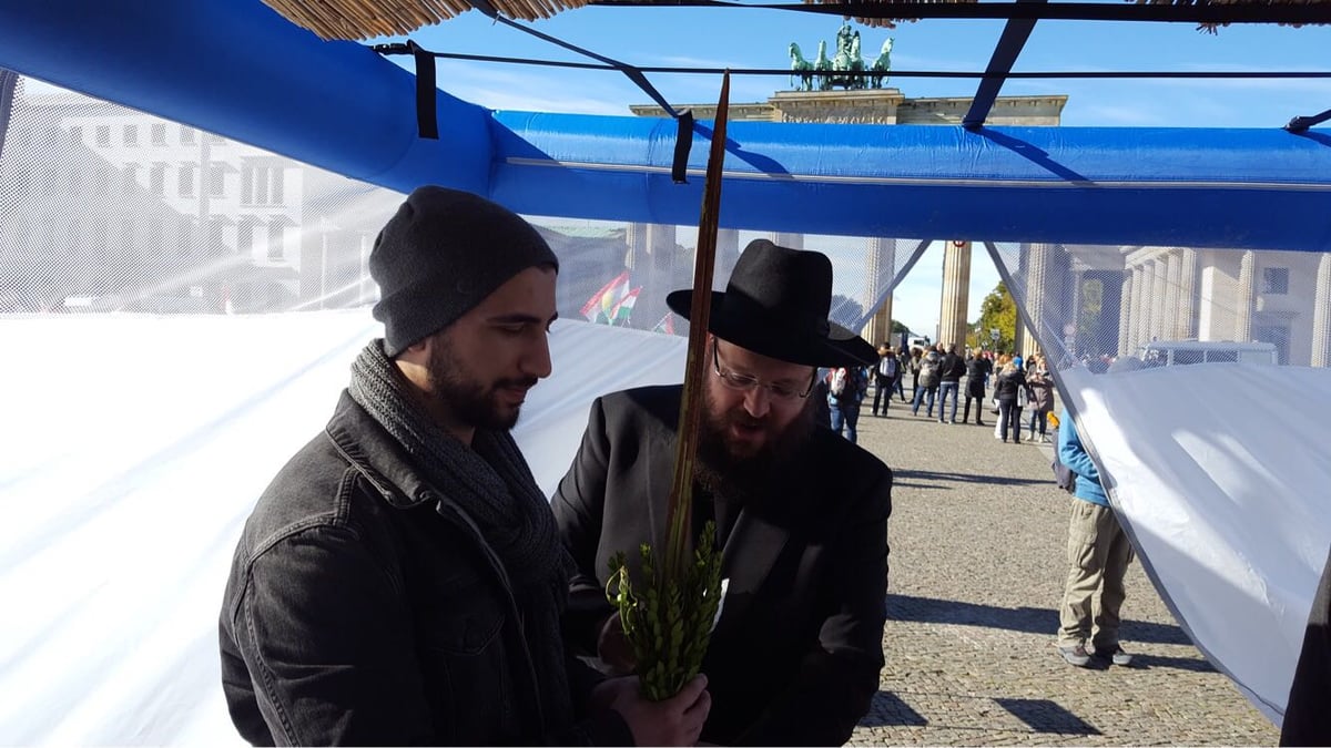 היסטוריה בגרמניה: סוכה מול 'שער הניצחון'