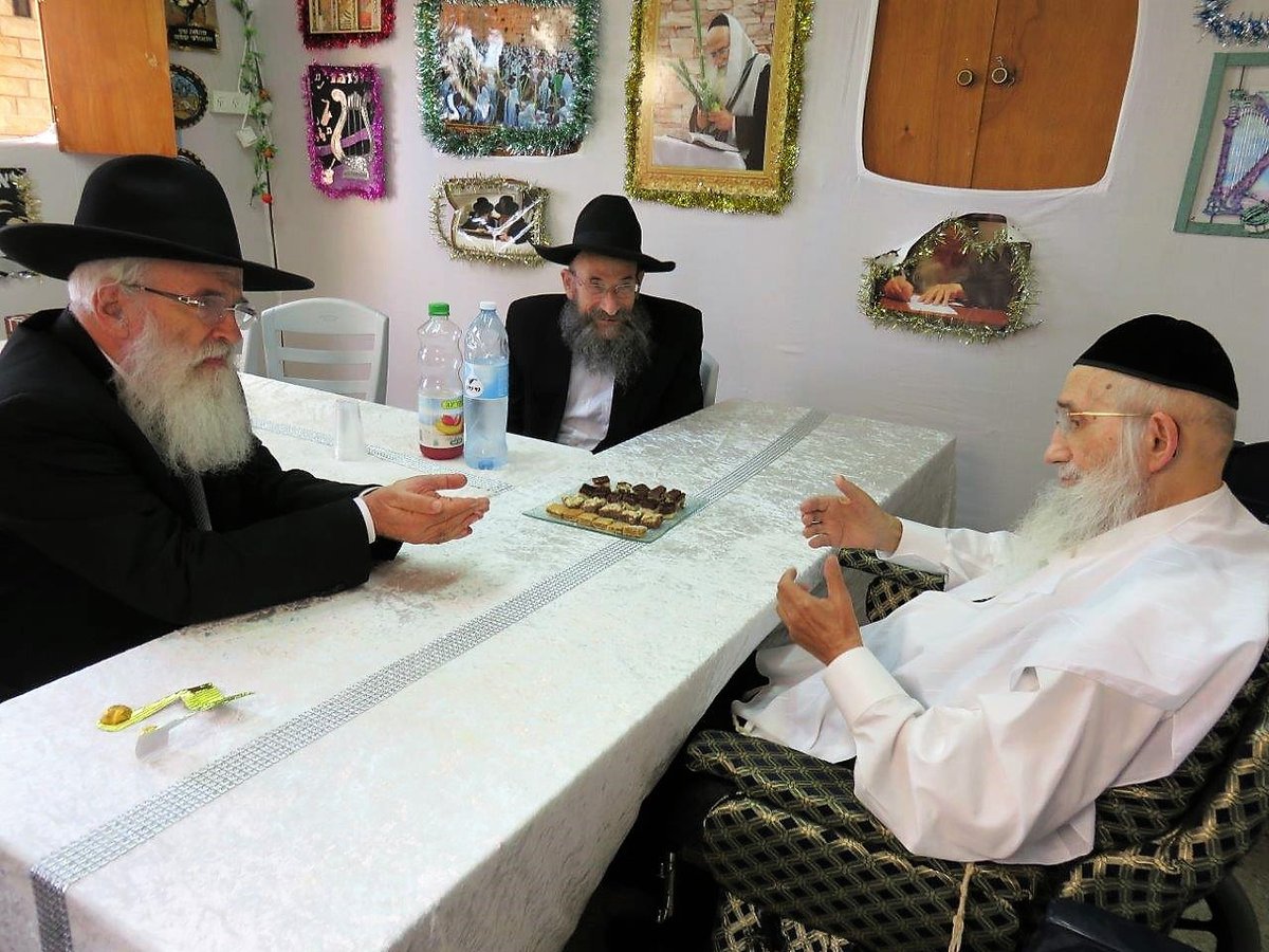 זקן המשגיחים בסוכות והקפות שניות • צפו