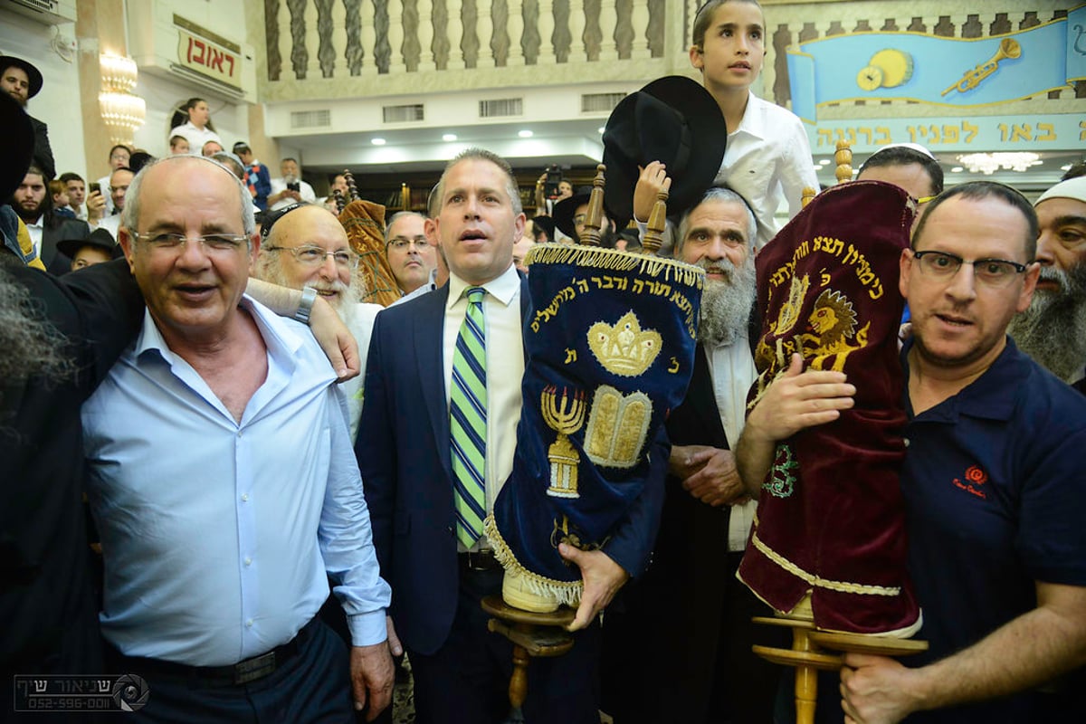 הקפות שניות המסורתיות בכפר חב"ד • צפו