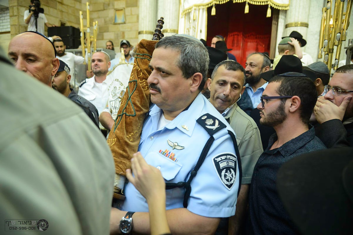 הקפות שניות המסורתיות בכפר חב"ד • צפו