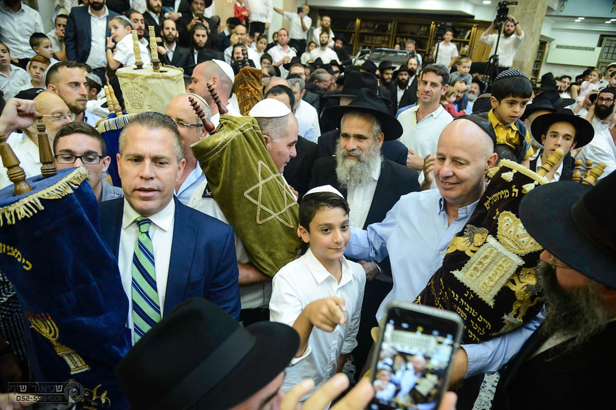 הקפות שניות המסורתיות בכפר חב"ד • צפו