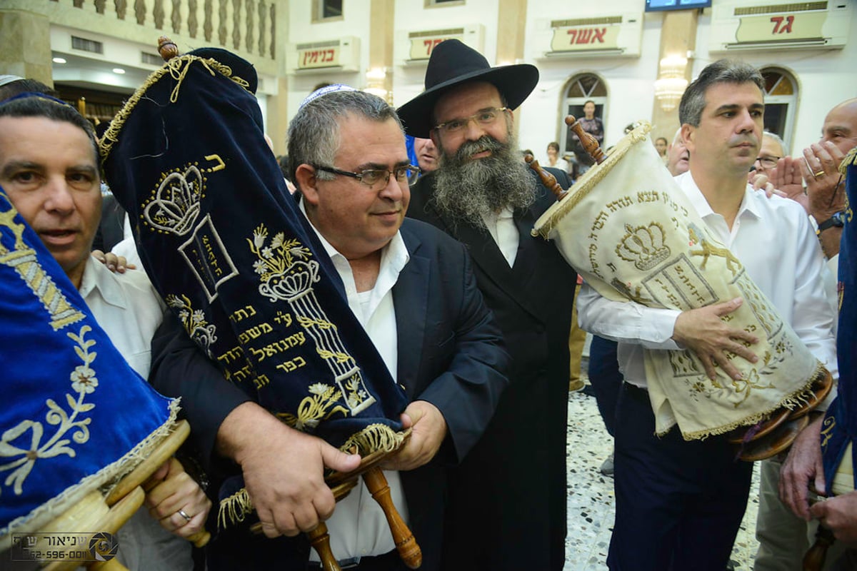 הקפות שניות המסורתיות בכפר חב"ד • צפו