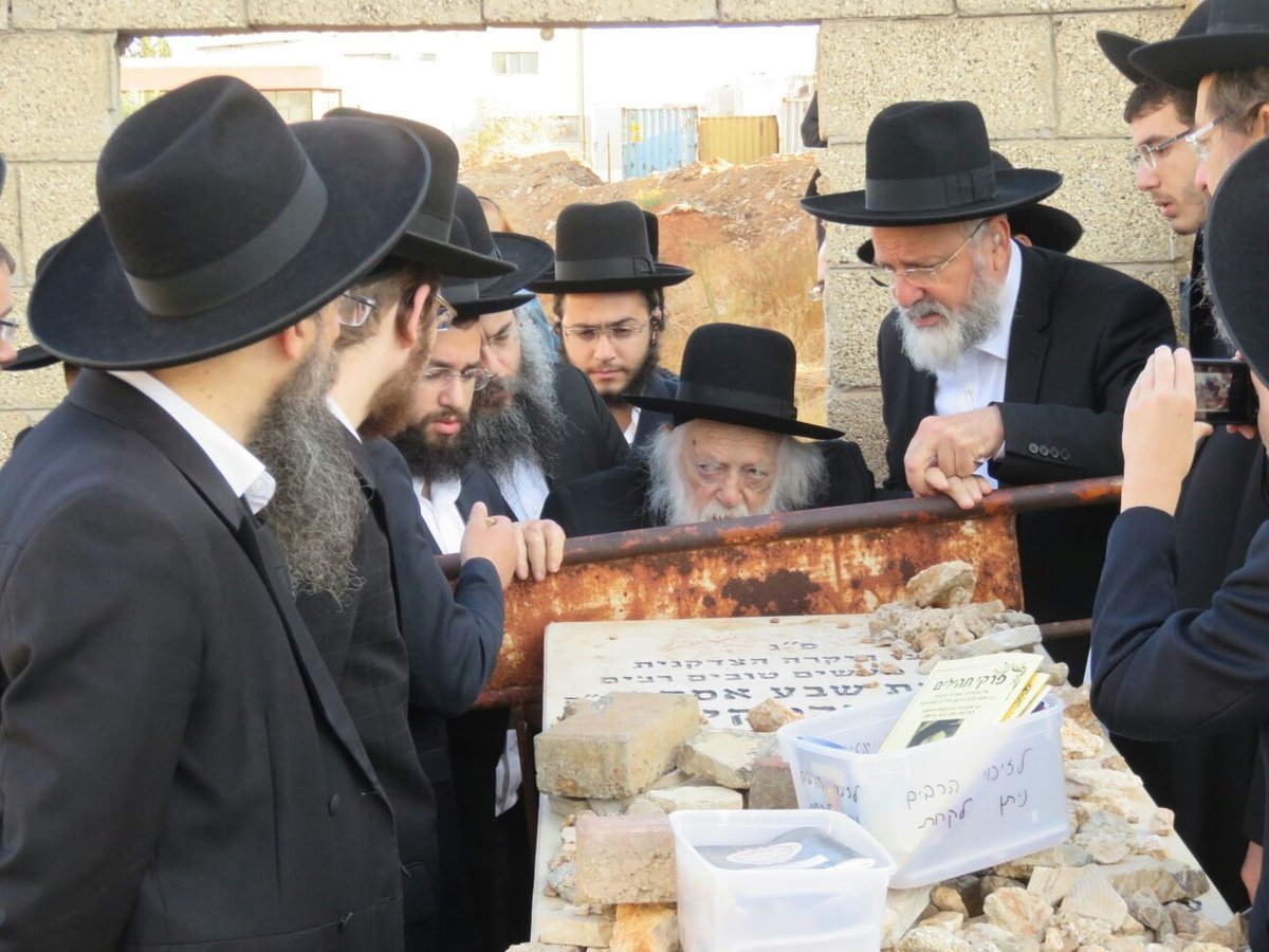 מרן הגר"ח קנייבסקי עלה לקבר אשתו הרבנית ע"ה