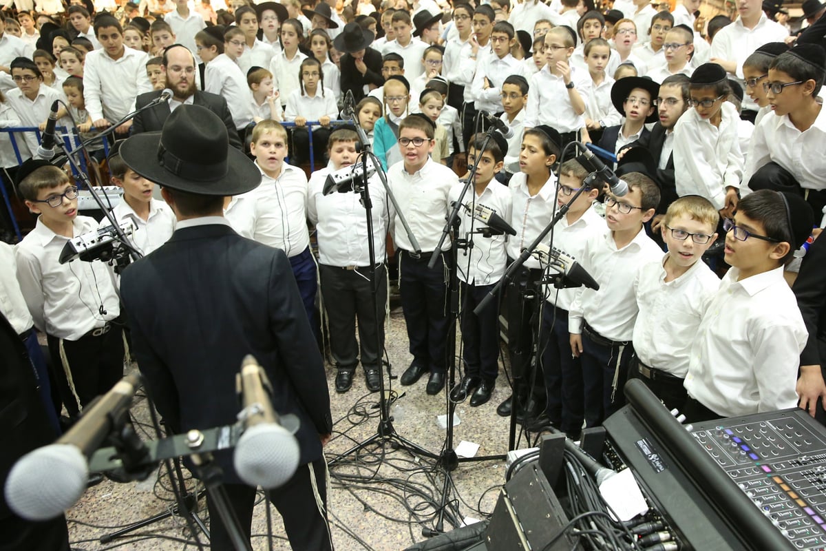 אלפי ילדים סיימו את הש"ס וחגגו עם הוריהם