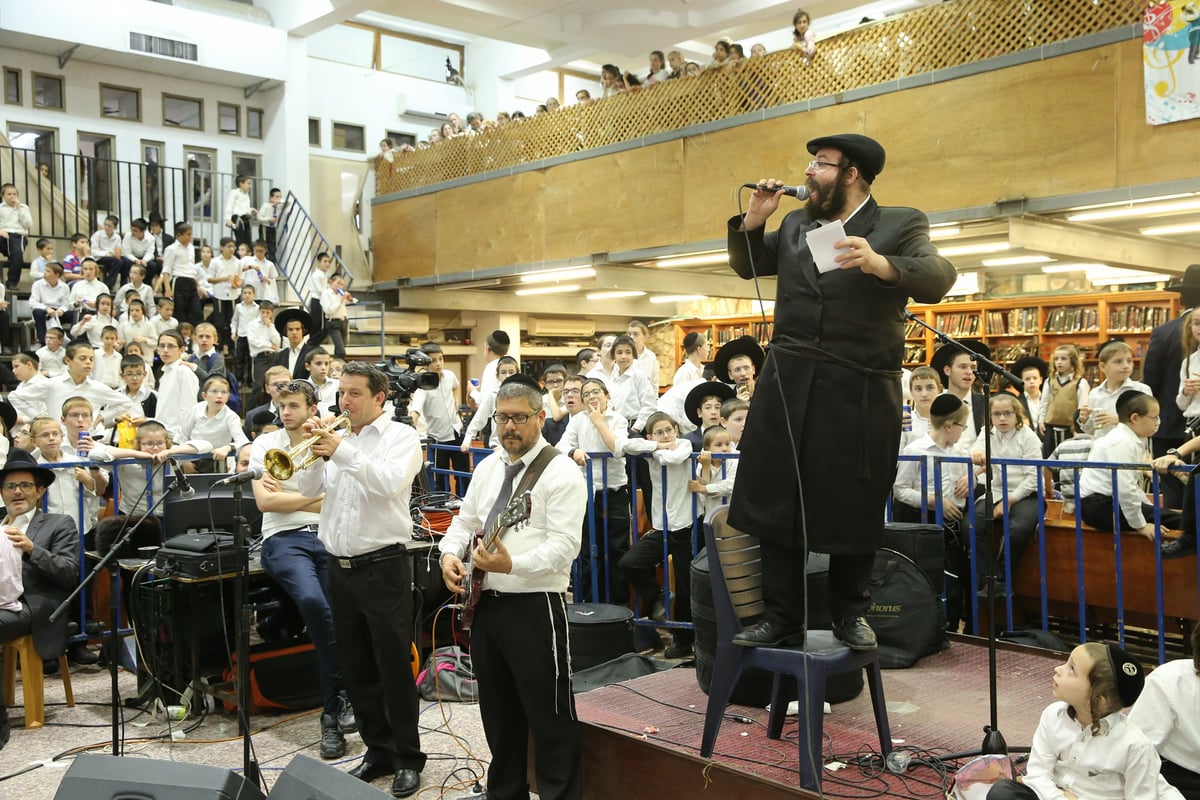 אלפי ילדים סיימו את הש"ס וחגגו עם הוריהם