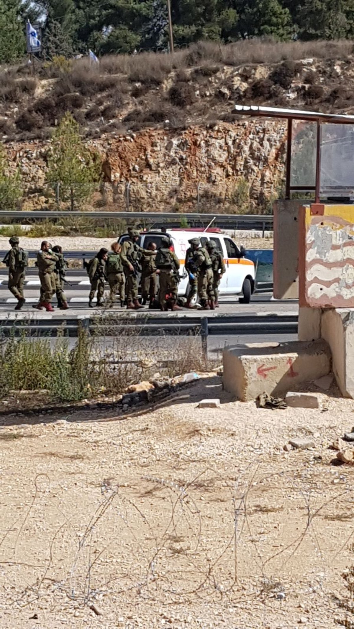 מחבל רץ עם סכין בידו לעבר החיילים - ונורה