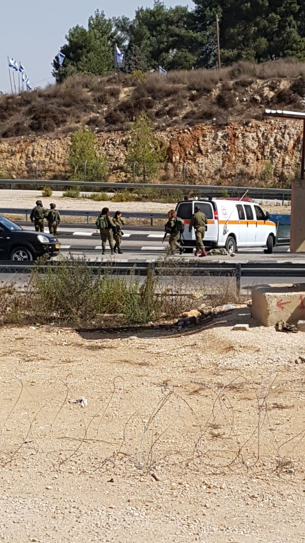 מחבל רץ עם סכין בידו לעבר החיילים - ונורה