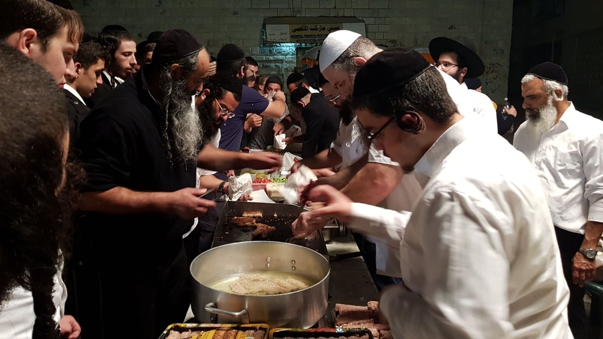 בקבוק תבערה נזרק לכיוון המתפללים בכפר הפלסטיני