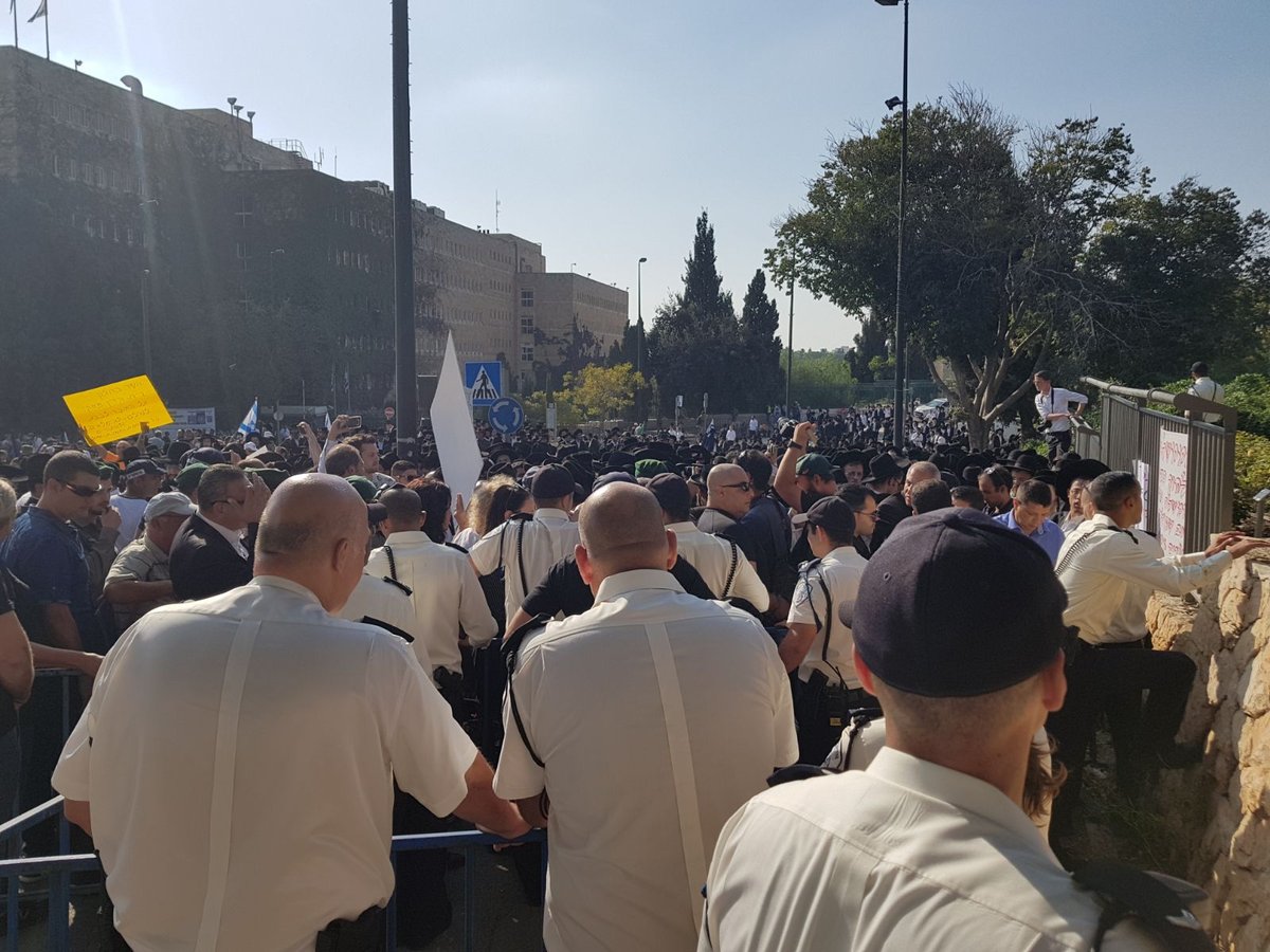 'הפלג הירושלמי' הגיע לכנסת: "לעצור בגופנו את מחוקקי השמד" • צפו