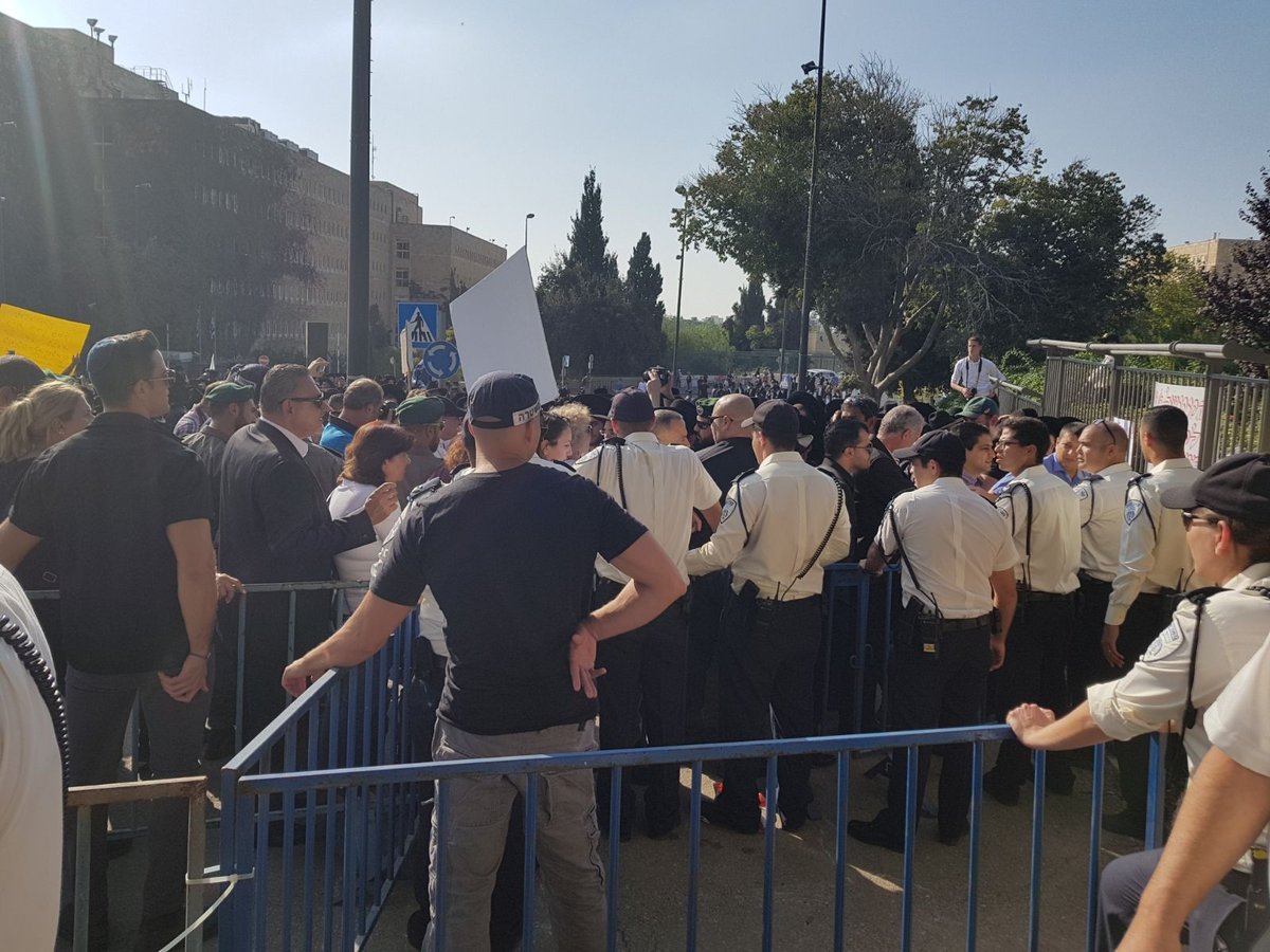 'הפלג הירושלמי' הגיע לכנסת: "לעצור בגופנו את מחוקקי השמד" • צפו