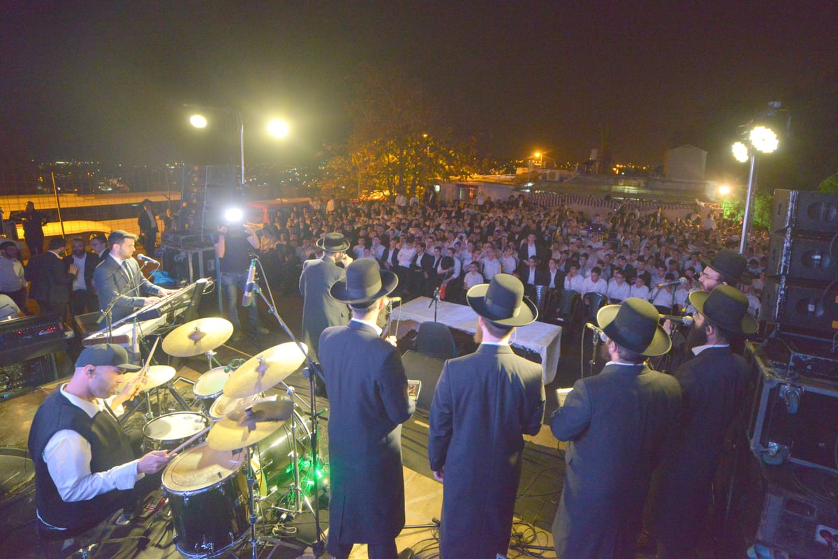 סיום בין הזמנים: אלפים בערב חיזוק מרשים