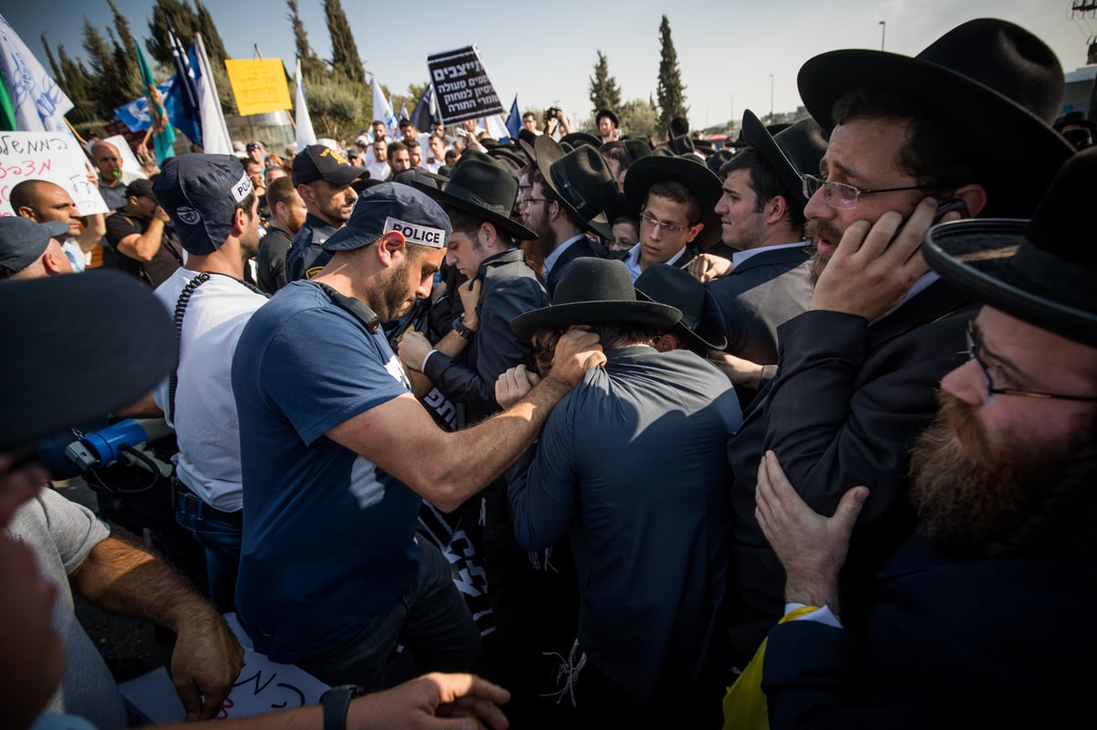 טלאי צהוב ו'בואש' משטרתי: 42 תמונות מהפגנת 'הפלג' בירושלים