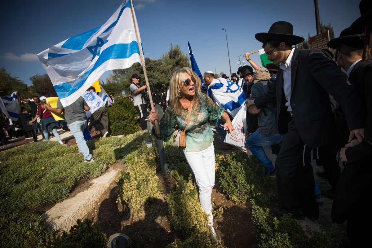 טלאי צהוב ו'בואש' משטרתי: 42 תמונות מהפגנת 'הפלג' בירושלים