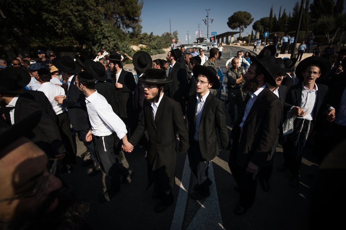 טלאי צהוב ו'בואש' משטרתי: 42 תמונות מהפגנת 'הפלג' בירושלים