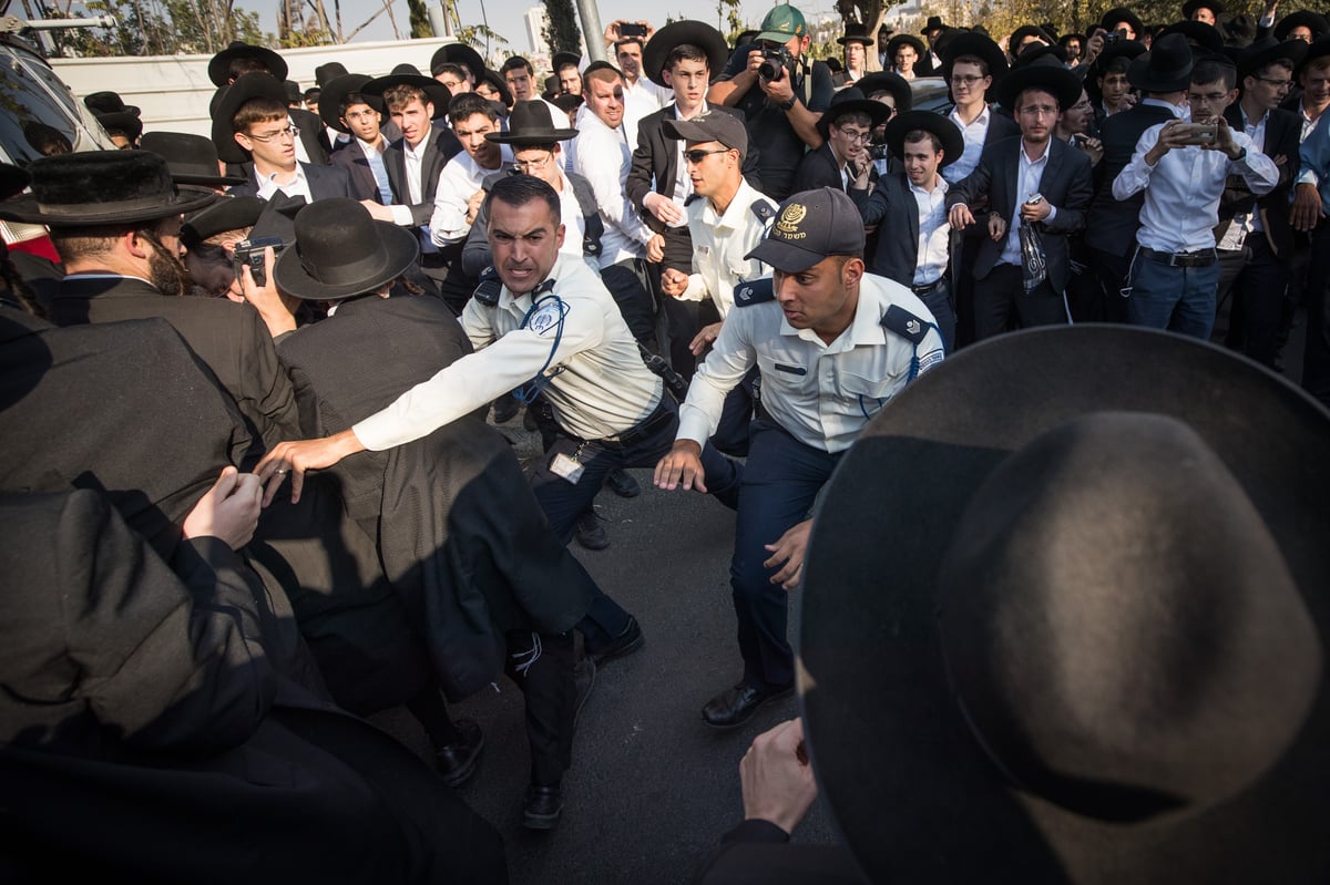 טלאי צהוב ו'בואש' משטרתי: 42 תמונות מהפגנת 'הפלג' בירושלים