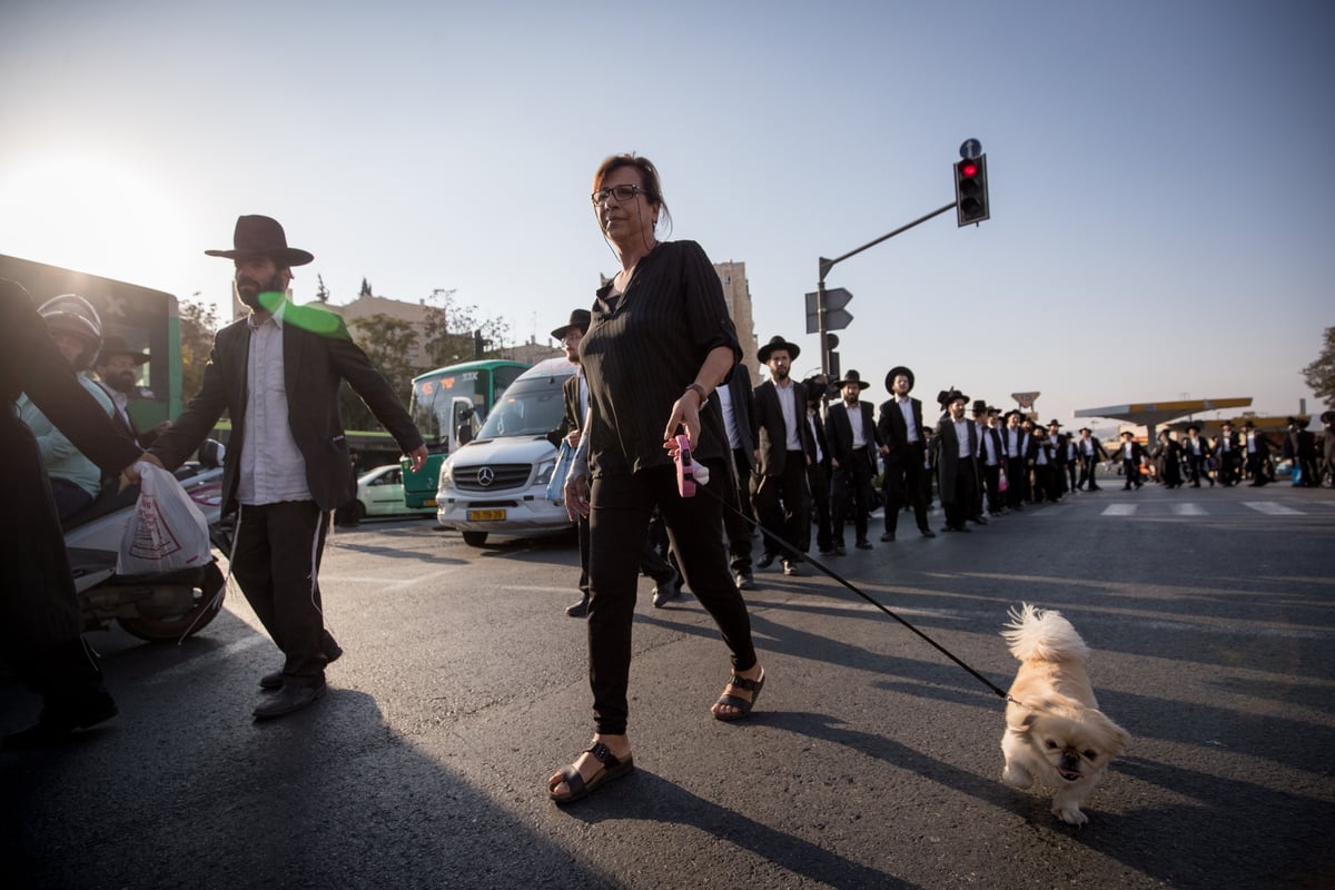 טלאי צהוב ו'בואש' משטרתי: 42 תמונות מהפגנת 'הפלג' בירושלים