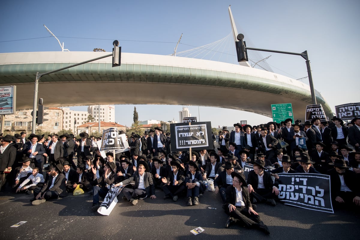 טלאי צהוב ו'בואש' משטרתי: 42 תמונות מהפגנת 'הפלג' בירושלים