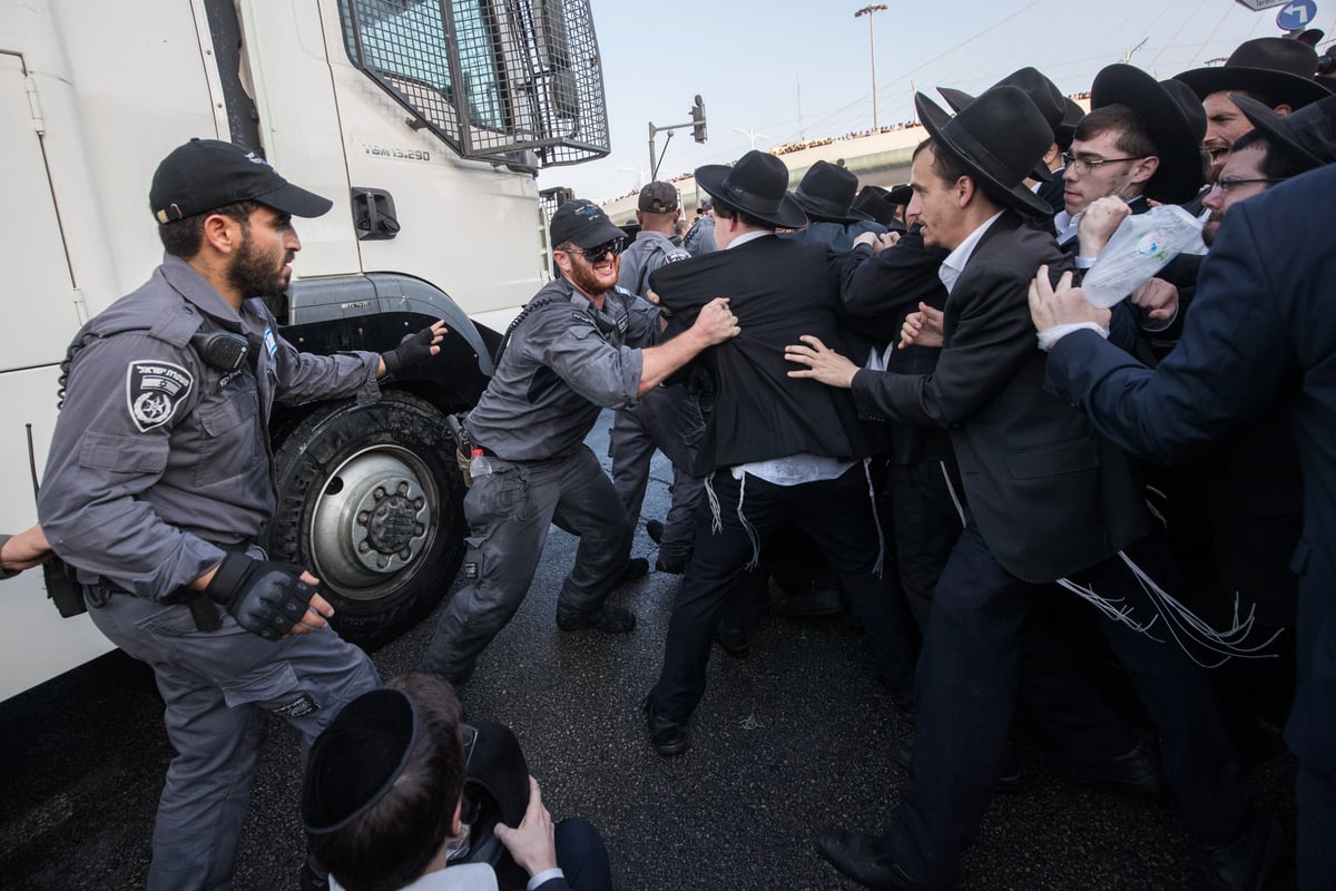 טלאי צהוב ו'בואש' משטרתי: 42 תמונות מהפגנת 'הפלג' בירושלים