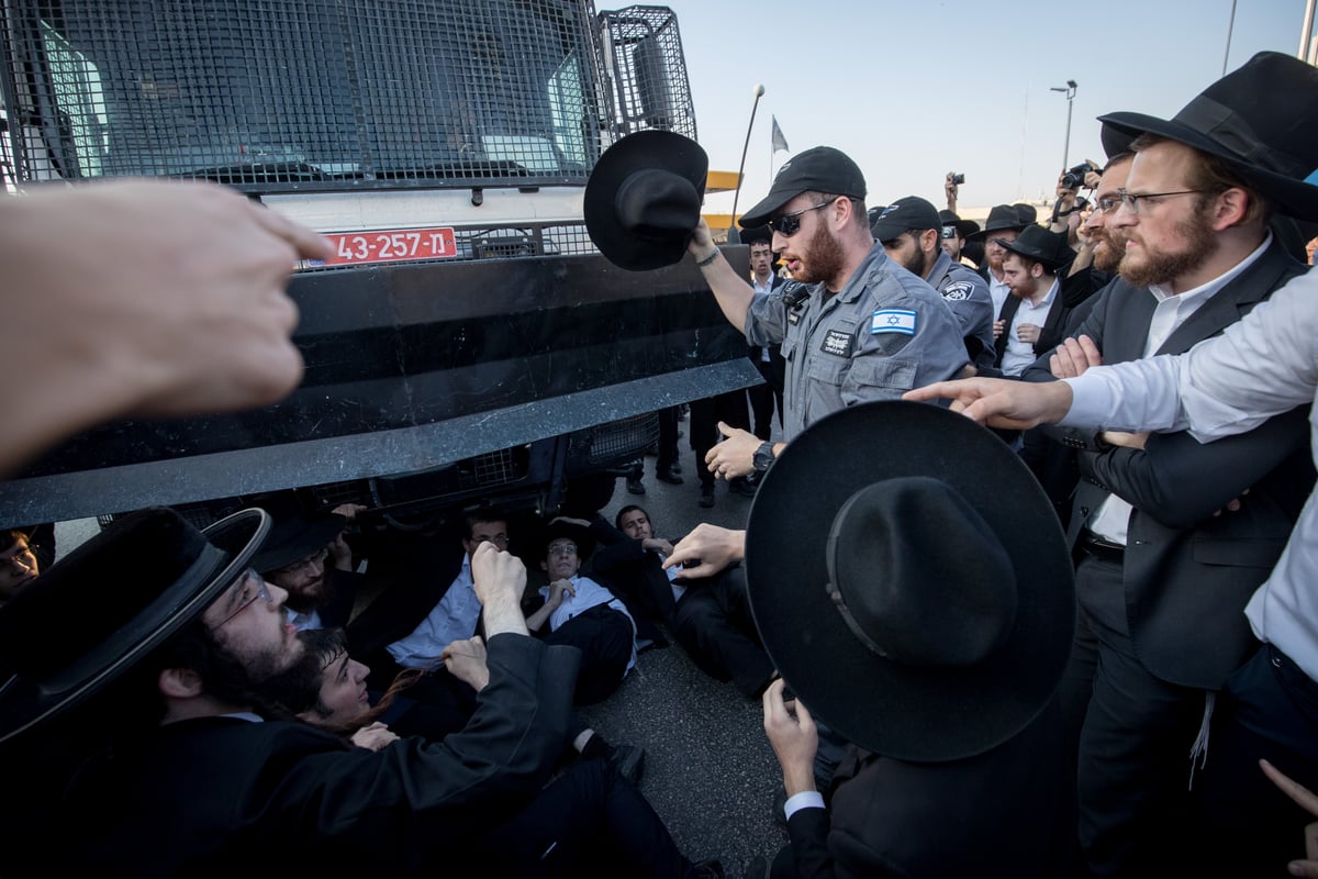 טלאי צהוב ו'בואש' משטרתי: 42 תמונות מהפגנת 'הפלג' בירושלים