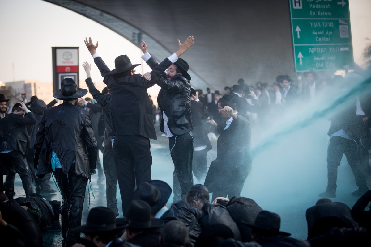 טלאי צהוב ו'בואש' משטרתי: 42 תמונות מהפגנת 'הפלג' בירושלים