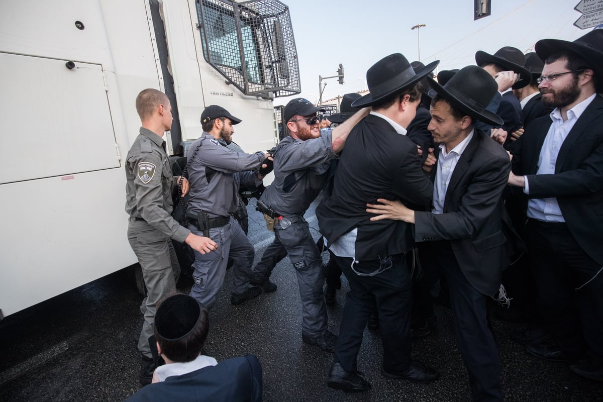 טלאי צהוב ו'בואש' משטרתי: 42 תמונות מהפגנת 'הפלג' בירושלים