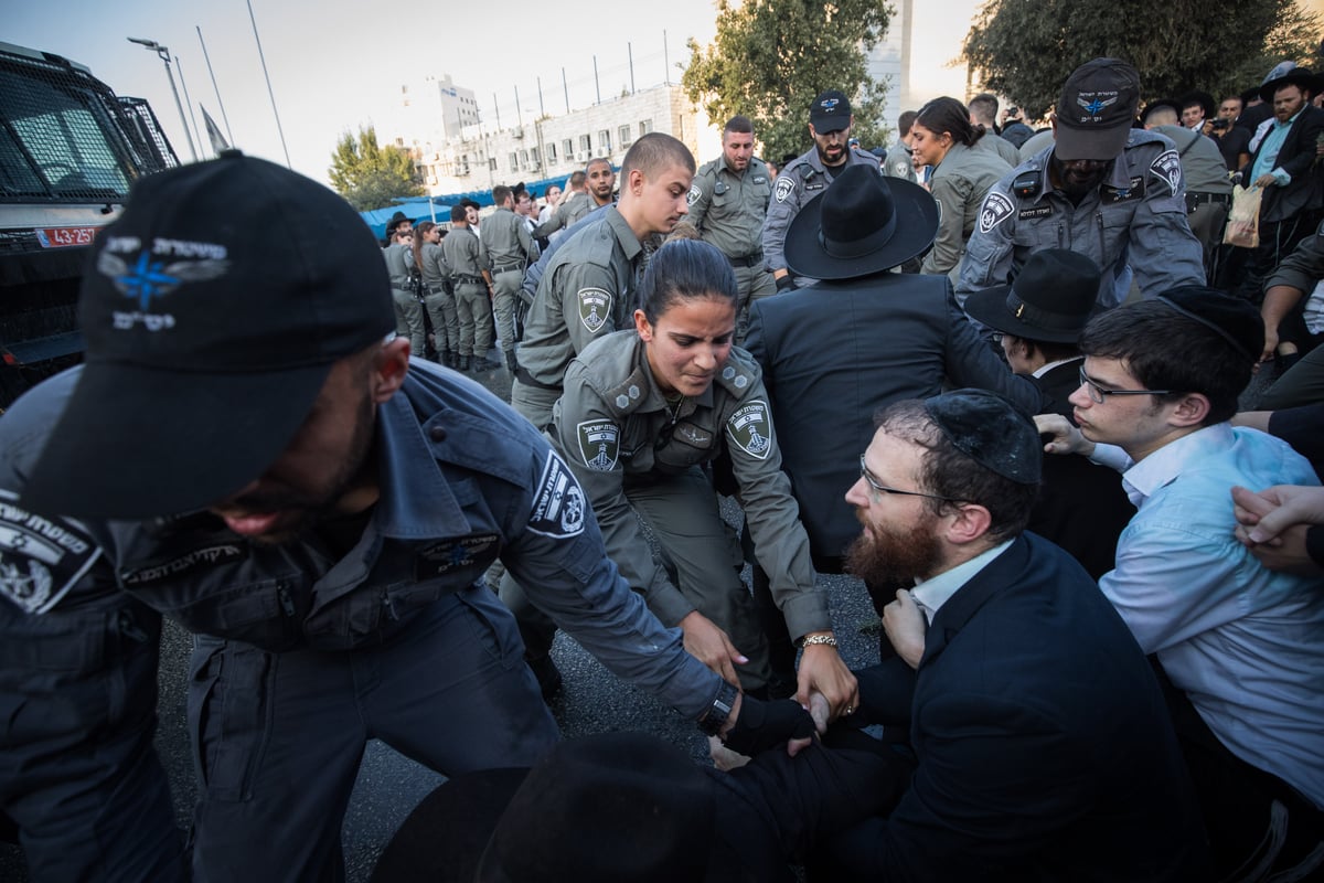 טלאי צהוב ו'בואש' משטרתי: 42 תמונות מהפגנת 'הפלג' בירושלים