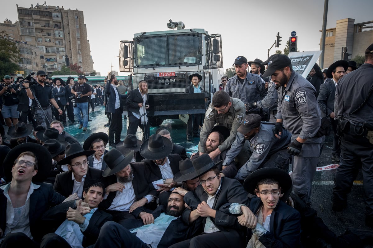 טלאי צהוב ו'בואש' משטרתי: 42 תמונות מהפגנת 'הפלג' בירושלים