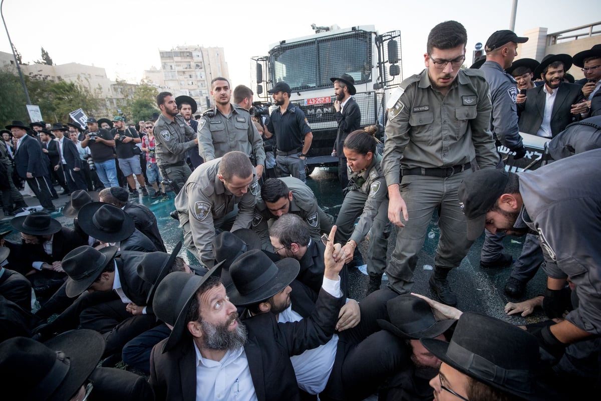 טלאי צהוב ו'בואש' משטרתי: 42 תמונות מהפגנת 'הפלג' בירושלים