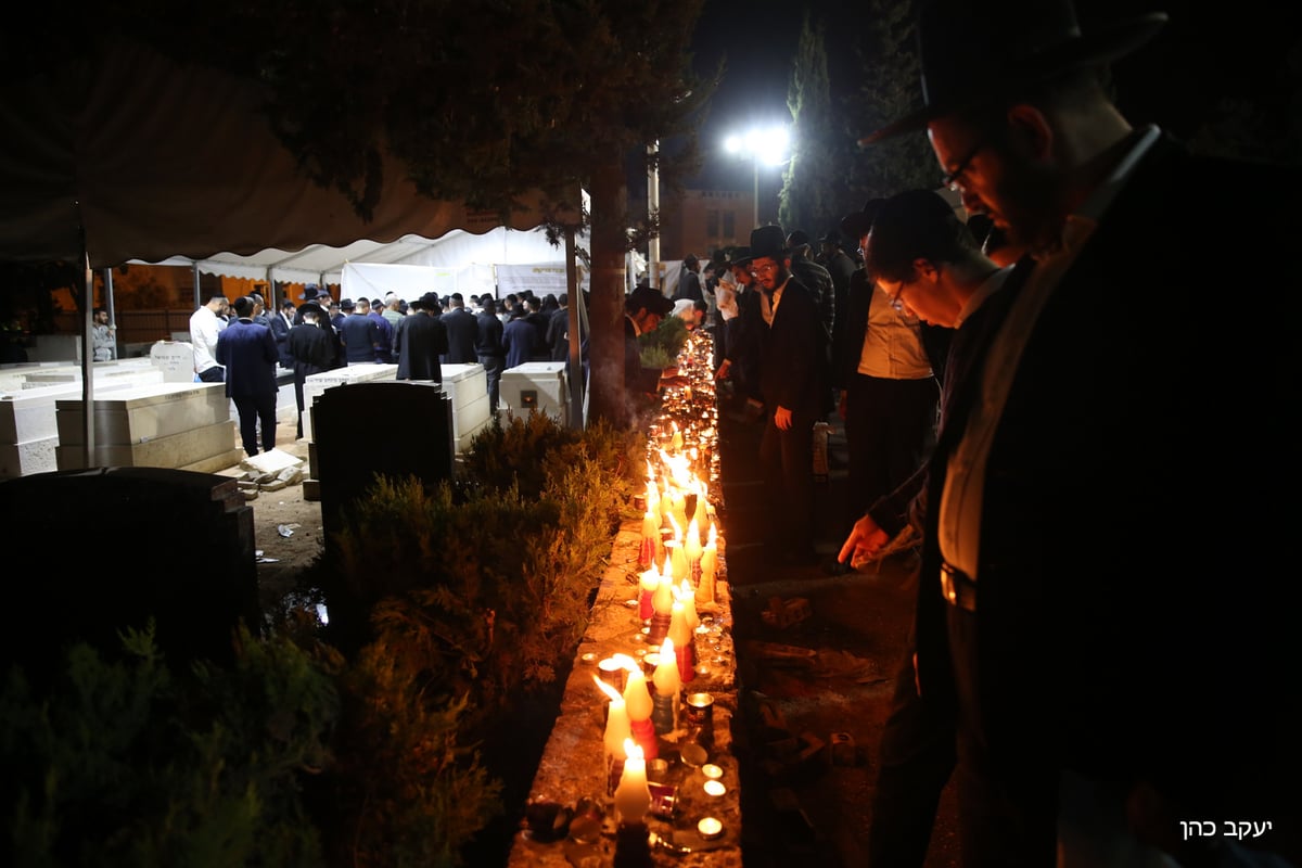 הילולת מרן הגר"ע יוסף זצ"ל ב'יחווה דעת' ובציון • צפו בתיעוד