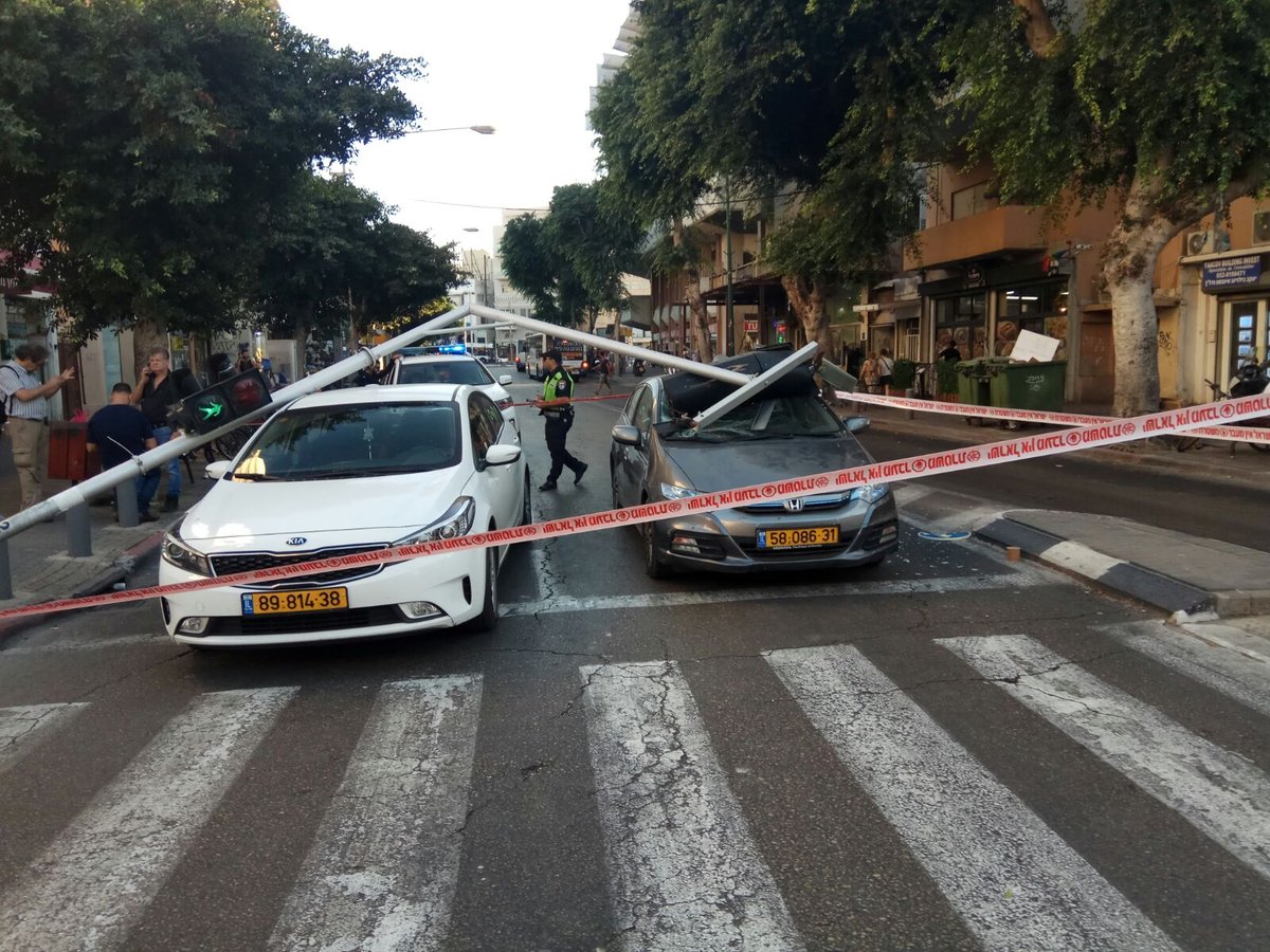 תל אביב: רמזור נפל על רכבים ומחץ אותם