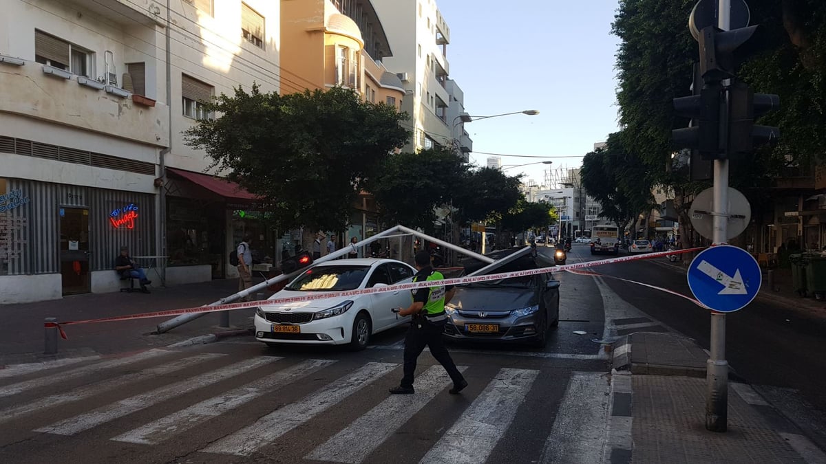 תל אביב: רמזור נפל על רכבים ומחץ אותם