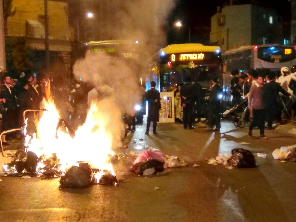 עשרות מבני 'העדה החרדית' הפגינו בירושלים • צפו