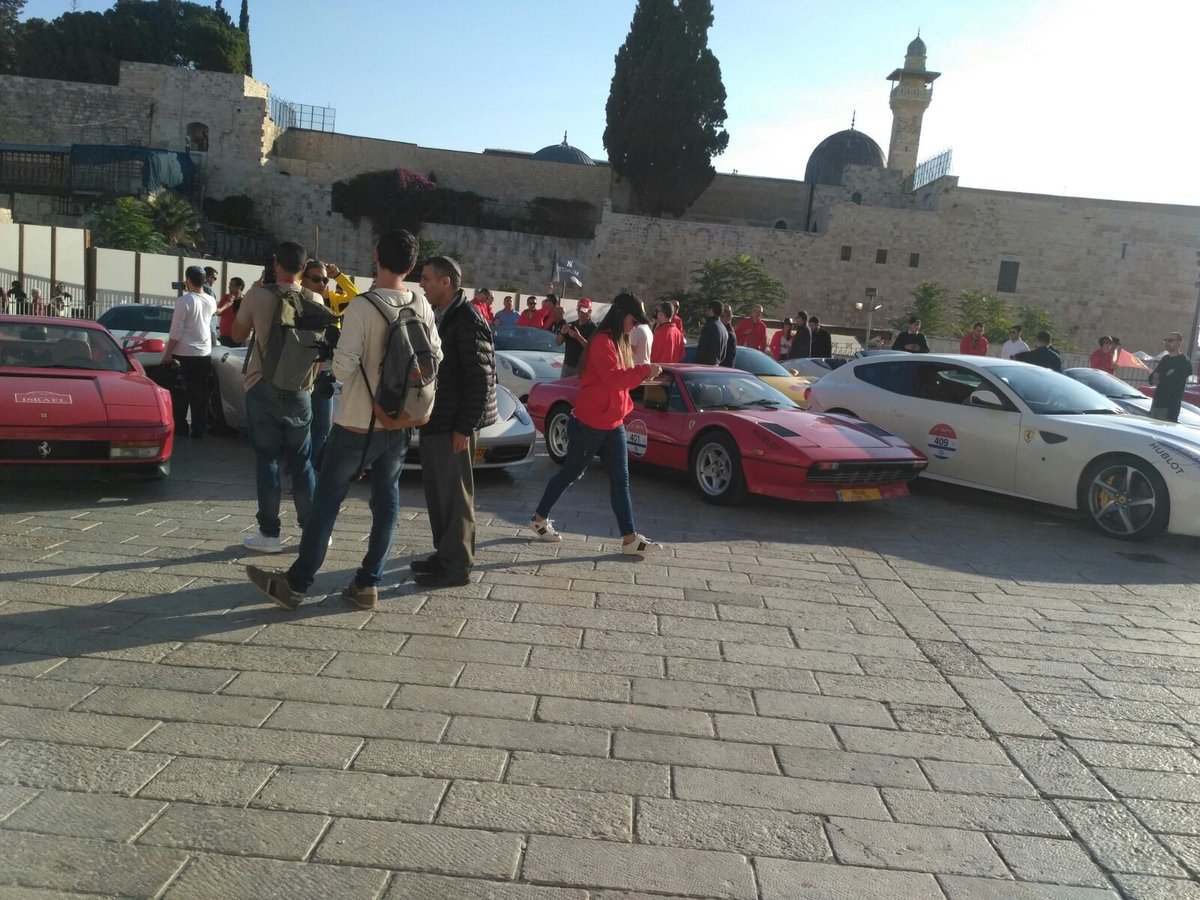 המתפללים הופתעו: רכבי 'פרארי' בחניית הכותל המערבי