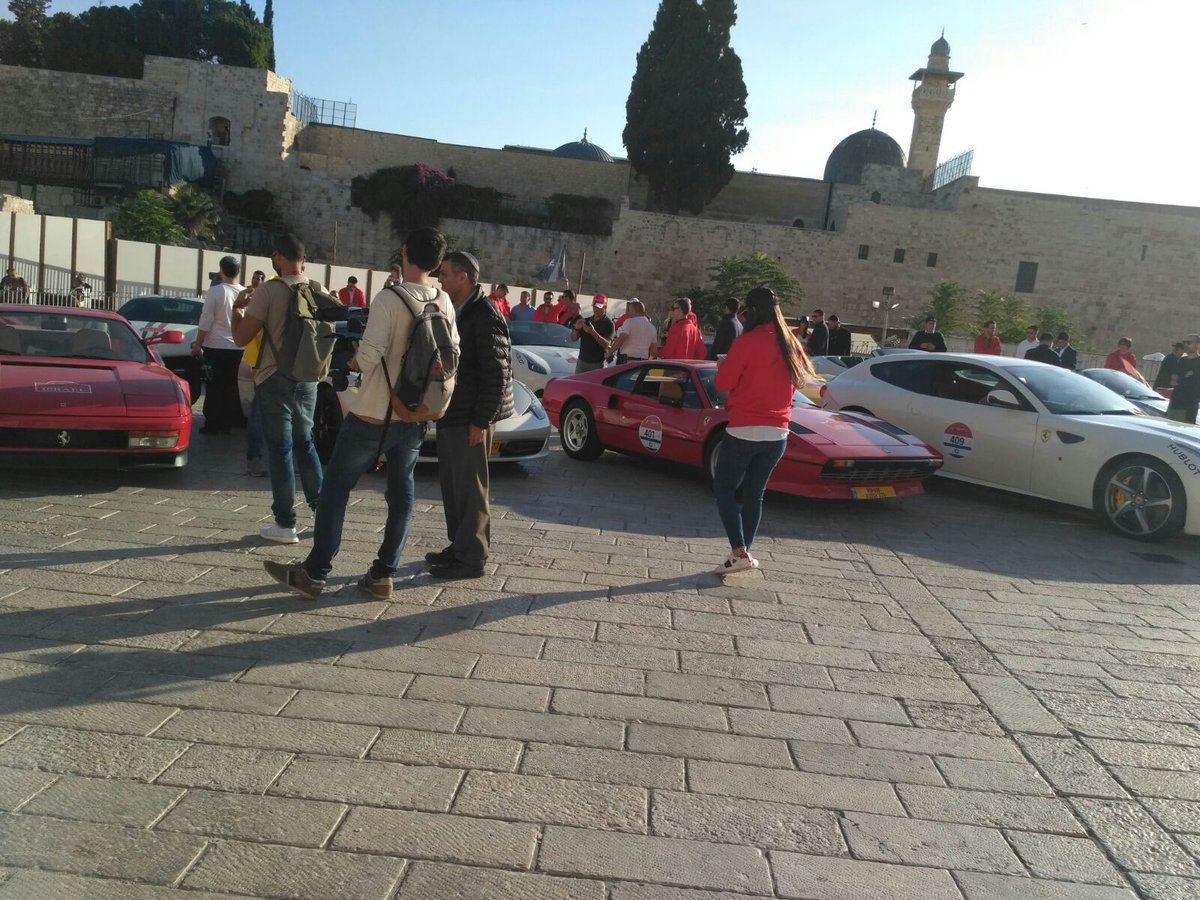 המתפללים הופתעו: רכבי 'פרארי' בחניית הכותל המערבי