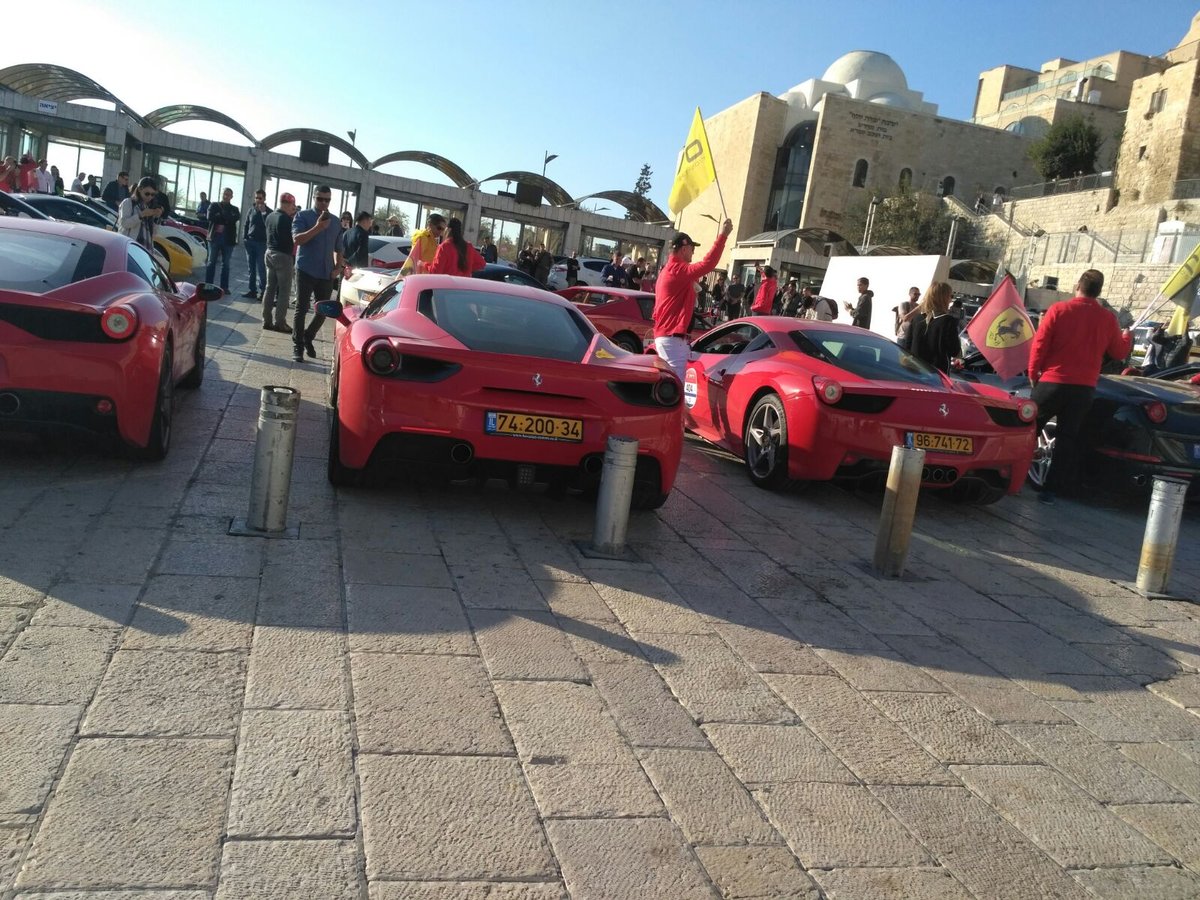 המתפללים הופתעו: רכבי 'פרארי' בחניית הכותל המערבי