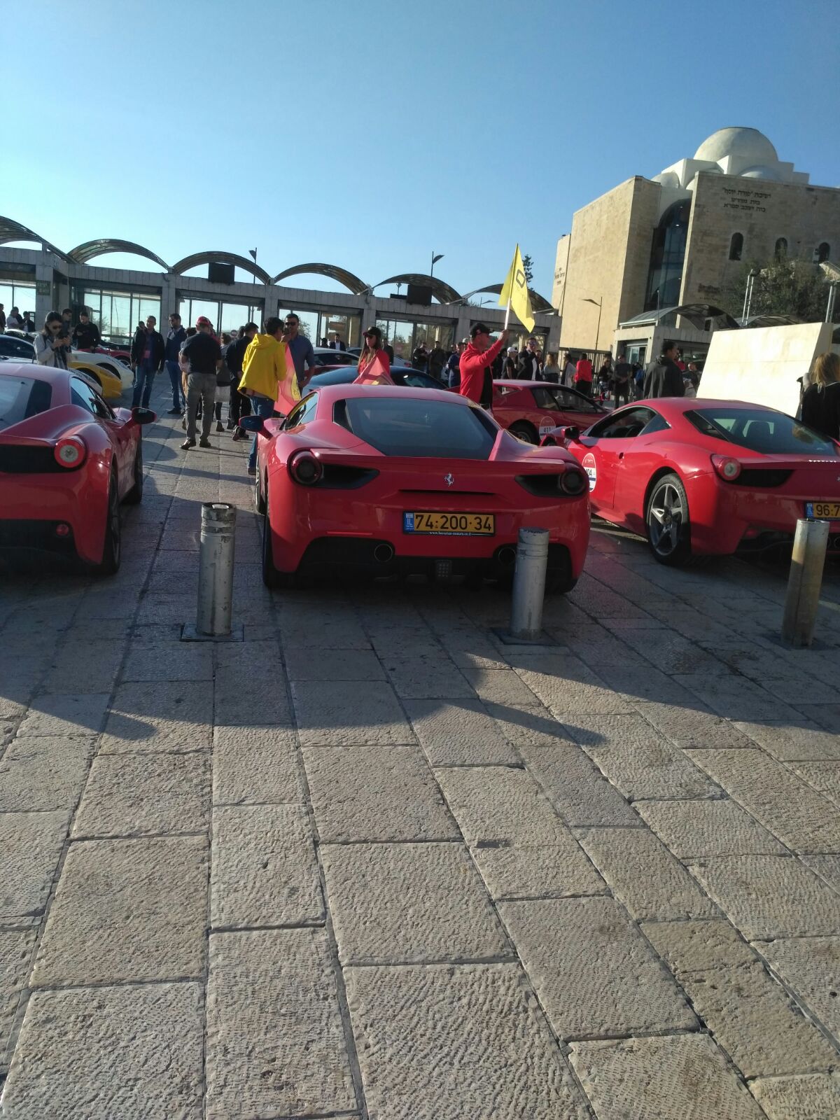 המתפללים הופתעו: רכבי 'פרארי' בחניית הכותל המערבי