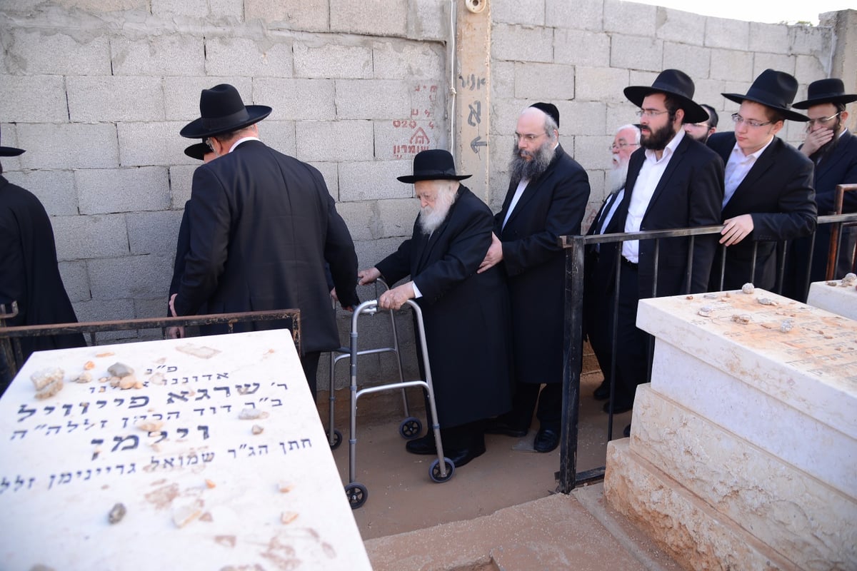 מרן הגר"ח קנייבסקי השתטח על ציון החזון איש  • צפו