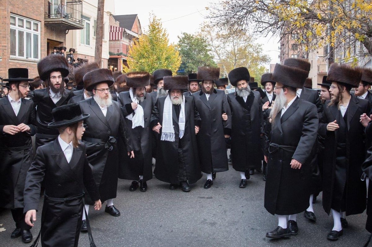 אלפי חסידים בפארשפיל לנכד הרבי מויז'ניץ • צפו