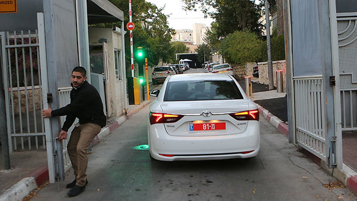 החוקרים נכנסים לשטח המעון