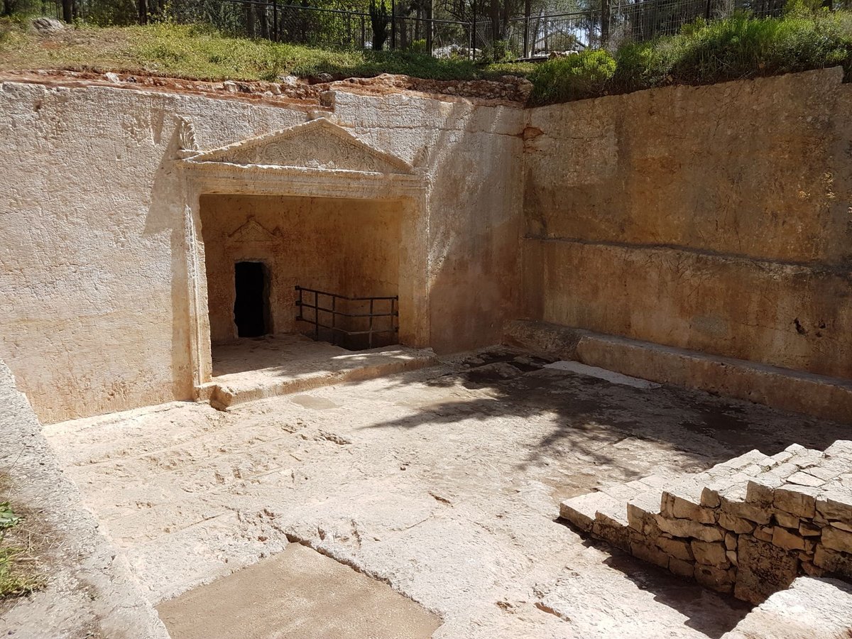 חזית מערכת הקבורה המפוארת אחרי עבודות השימור