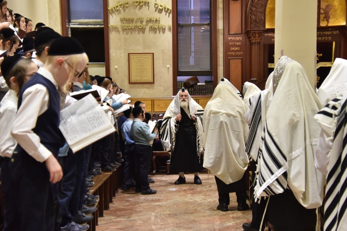 האדמו"ר מויז'ניץ בביקור בזק בארה"ב • צפו