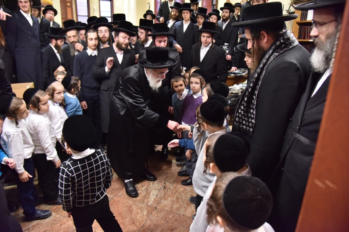 האדמו"ר מויז'ניץ בביקור בזק בארה"ב • צפו