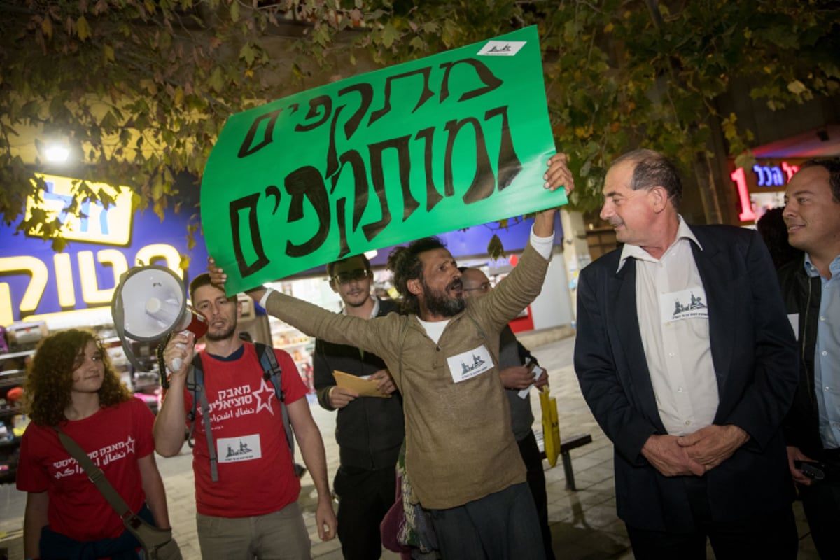 י-ם: עשרות הפגינו נגד האלימות ברכבת