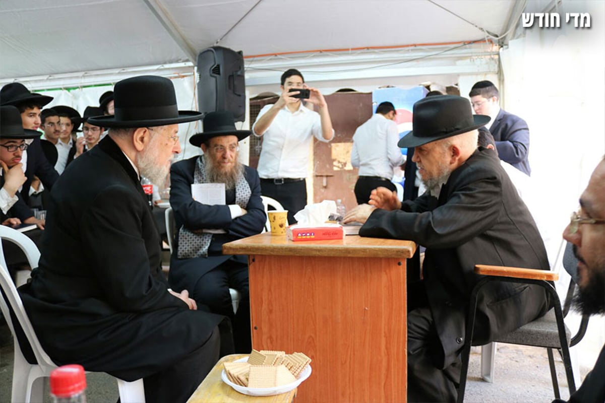 רבנים ואישי ציבור בניחום אבלים אצל הגר"מ מאזוז