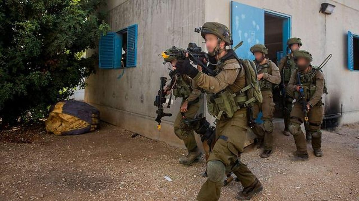 צפו: כלב מאומן תוקף "מחבל" ביעילות רבה