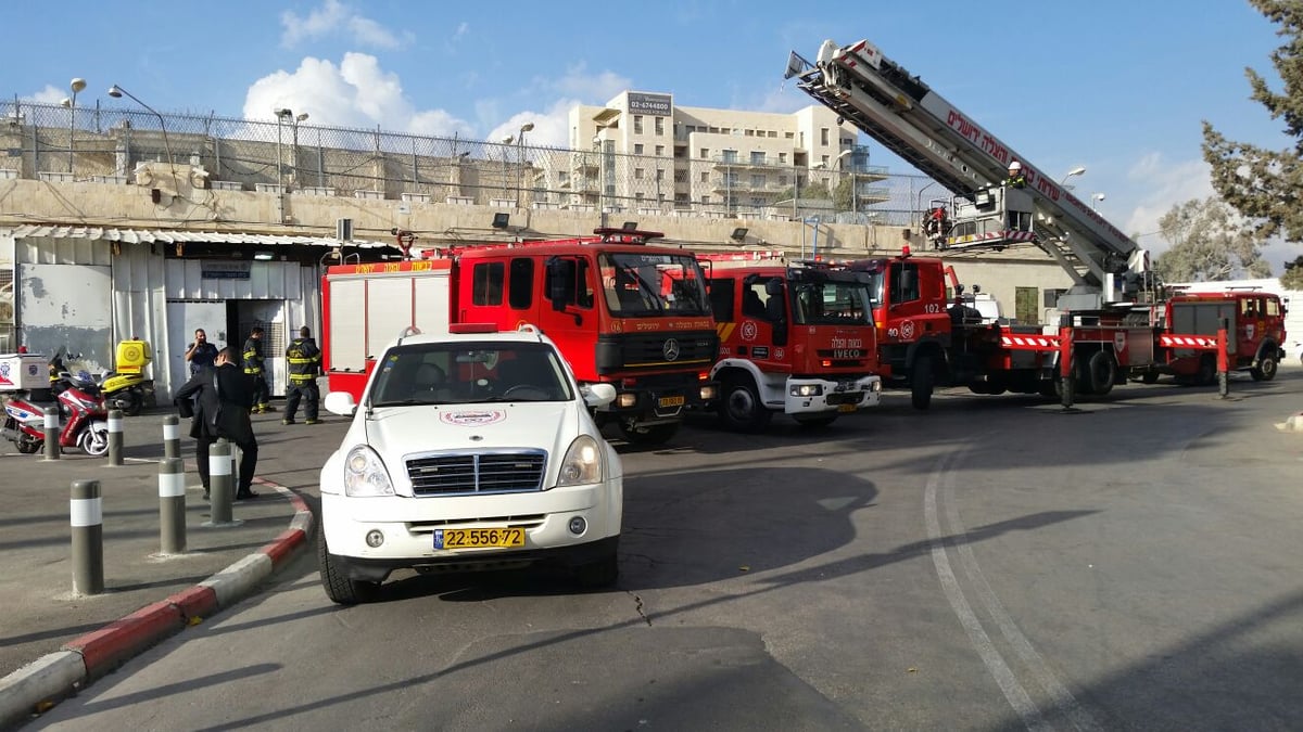 שריפה פרצה במגרש הרוסים בירושלים. צפו